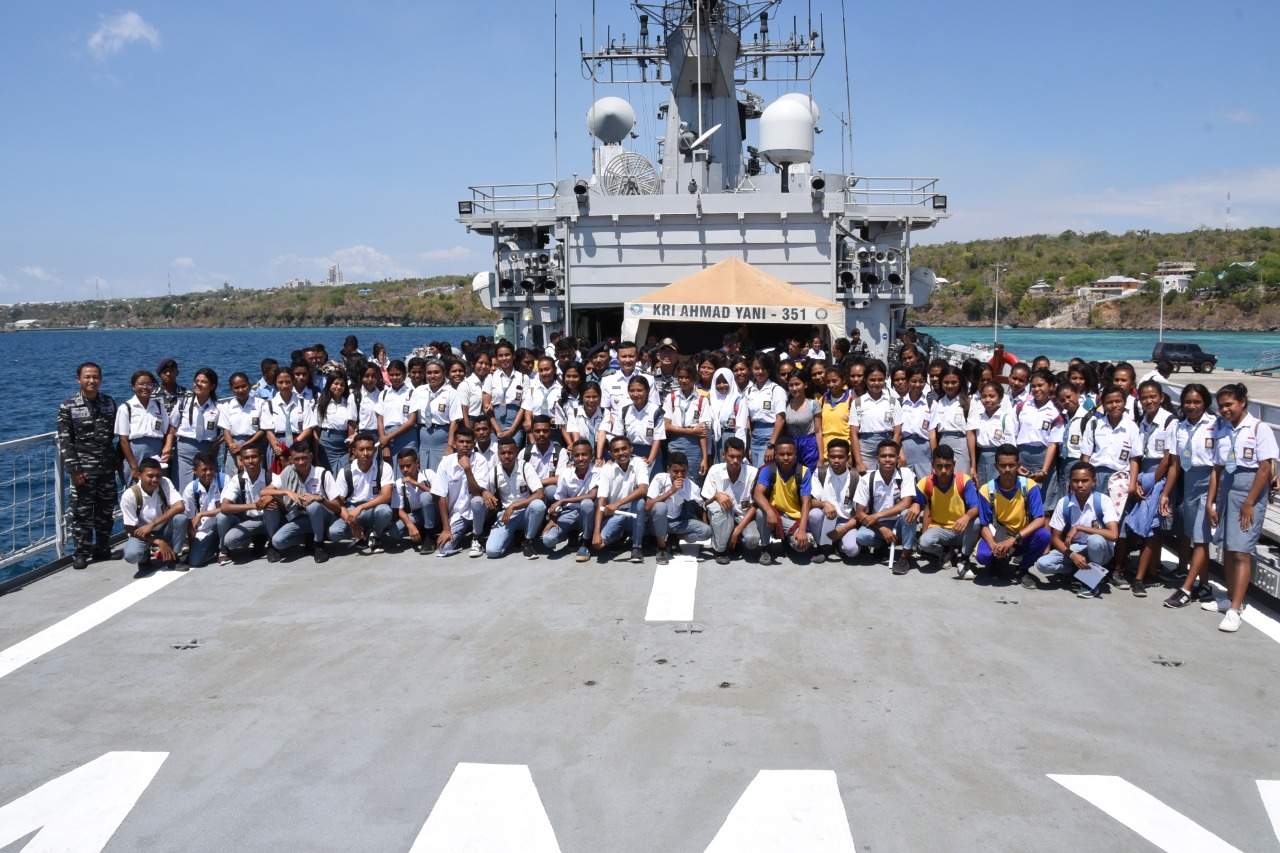 137 Siswa/i SMA Negeri 12 Kota Kupang Kunjungi KRI Ahmad Yani – 351