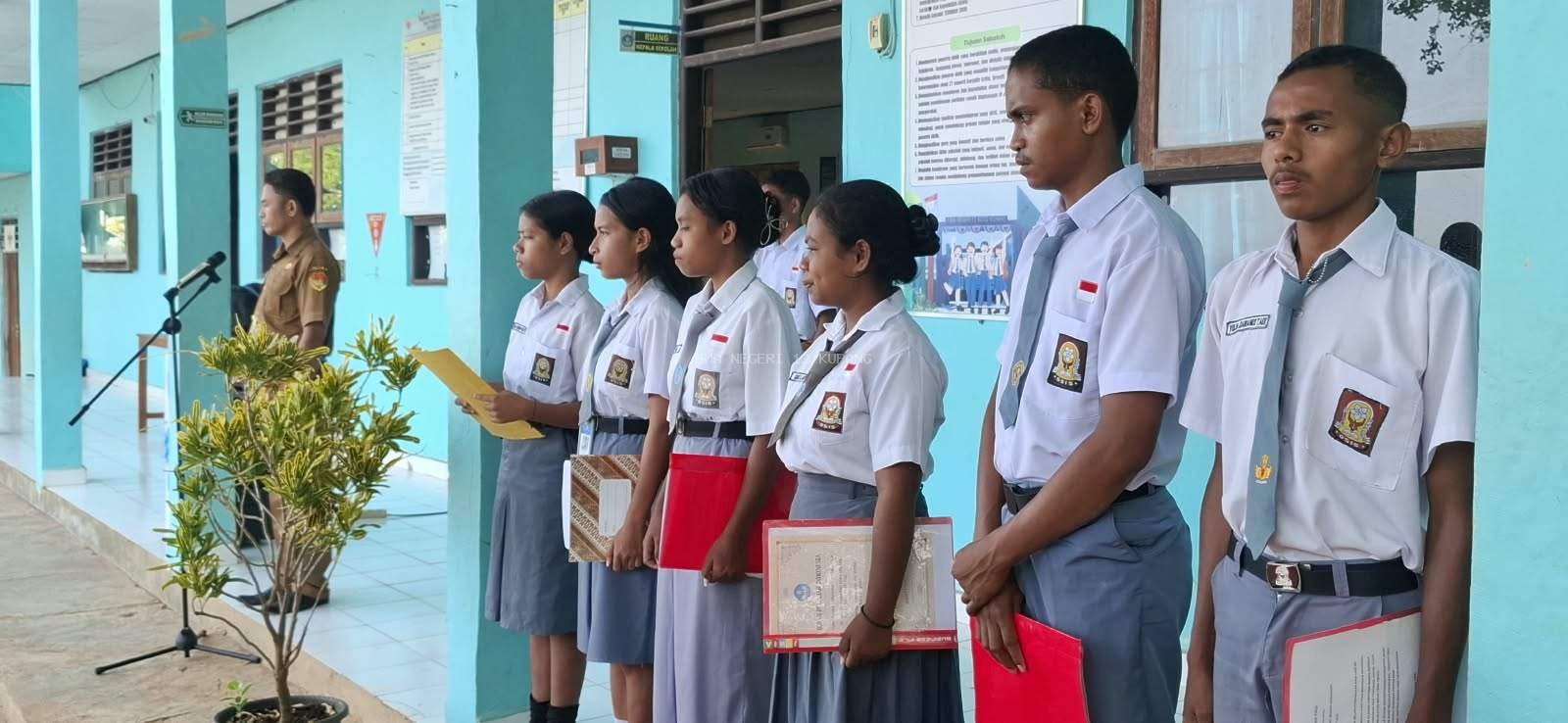 SMAN 12 Kupang Gelar Upacara Khidmat, Kepala Sekolah Tekankan Persiapan TKA Melalui Program 
